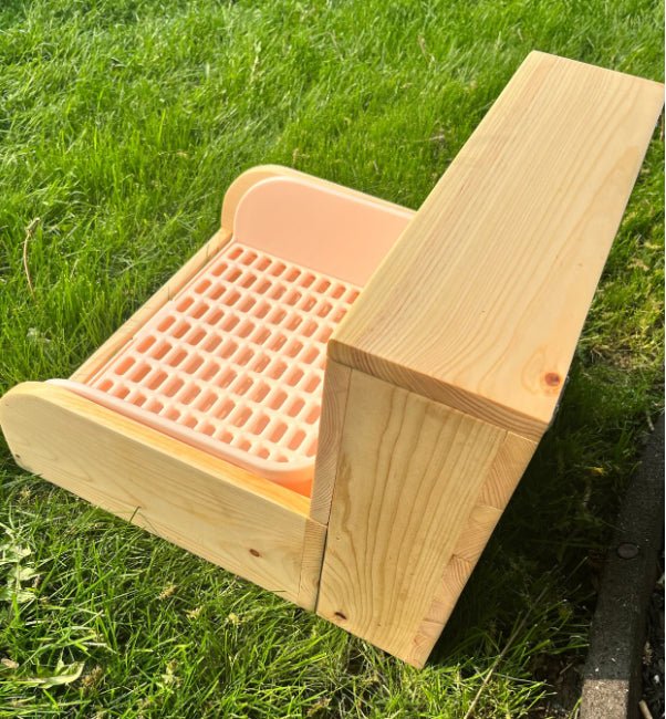 Rabbit Hay Feeder, Litter Box & Mesh Grate